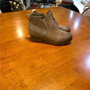 Women’s sorel booties.